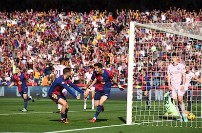 Robert Lewandowski celebra su primer gol junto a Fermín este domingo.