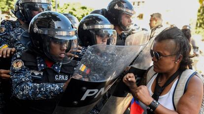 Una manifestante venezolana, este lunes en Caracas. 