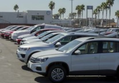 Coches Volkswagen en un concesionario de San Diego, California