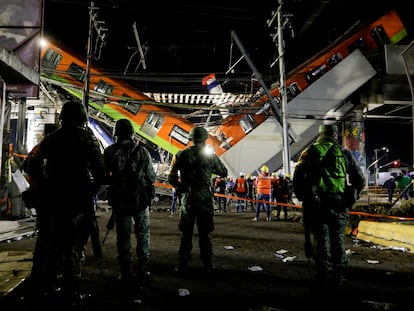Soldados trabajan en el colapso del metro la noche del accidente el 3 de mayo de 2021.