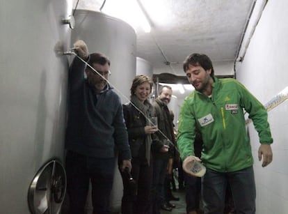 El alpinista Alex Txikon realiza el 'txotx' dando paso a la inauguración de la temporada de sidra en Bizkaia.
 