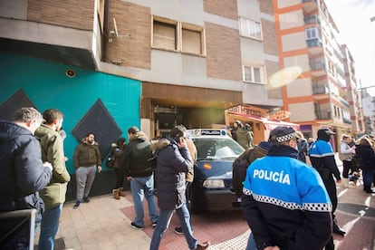 Efectivos policiales junto a la vivienda de los tres exjugadores de la Arandina Club de Fútbol, el pasado diciembre.