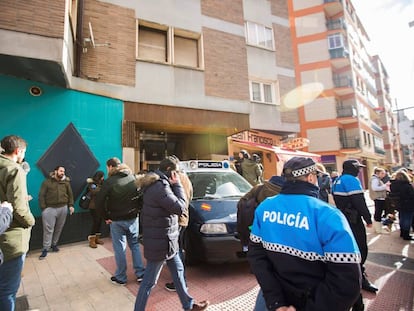 Efectivos policiales junto a la vivienda de los tres exjugadores de la Arandina Club de Fútbol, el pasado diciembre.