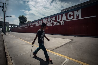 Un joven camina frente al plantel "Casa Libertad" de la Universidad Autónoma de Ciudad de México UACM, en Iztapalapa, el 15 de agosto de 2020.
