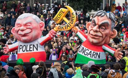 Manifestación en Düsseldorf con muñecos hinchables representando a Jaroslaw Kaczynski y Viktor Orbán, en febrero de 2018.