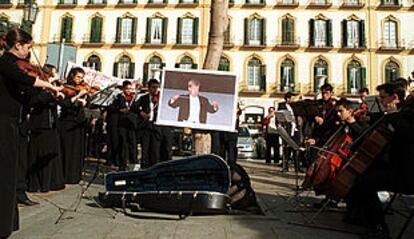 La Joven Orquesta de Málaga ofreció ayer un concierto frente a la fotografía del ex director para denunciar su despido.