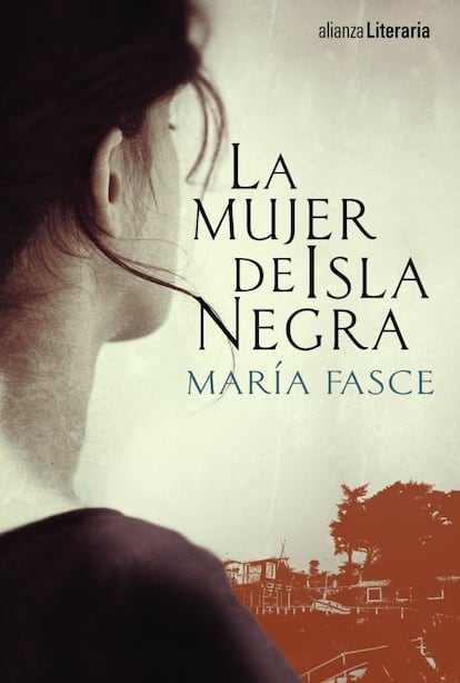 "Un espacio evocador (Isla Negra) con poeta incluido (Pablo Neruda) en el periodo de tránsito de una mujer (Delia de Carril) a otra mujer (Matilde Urrutia), con el tenue trasfondo de los malos poemas de Los versos del capitán, todo ello visto con los ojos curiosos y ávidos de una chica de 12 años, muy dotada para la rememoración de los olores, hija de la sirvienta de la casa. María Fasce (Buenos Aires, 1969) se sirve de una prosa precavida, que sugiere más que dice, donde todo cede al registro, dentro o alrededor de la casa, de las entradas y salidas de esos personajes que, de no tener nombres prestigiados, apenas pasarían de figurantes. Por debajo, como una intriga de melodrama, por fortuna no estridente, un secreto familiar que la chica ignora y le será revelado tras la muerte de la madre. Se trata de una novela de sensibilidad y, por tanto, de construcción de una personalidad marcada por un misterio que, al despejarse, demanda una confesión que también es un desagravio de la madre humillada y leal". Por FRANCISCO SOLANO