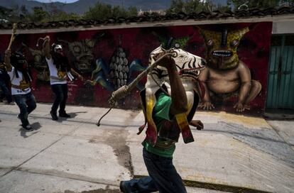 Un tigre, camino a la plaza de Zitlala.