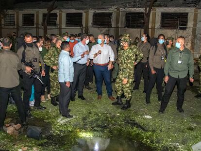 El presidente Iván Duque y el ministro de Defensa Diego Molano visitan el batallón blanco de un coche bomba en Cúcuta, el 15 de junio.