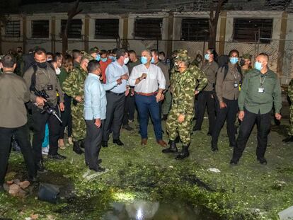 El presidente Iván Duque inspeccionando la Brigada 30 del Ejército tras un atentado con coche bomba, el pasado 15 de junio.