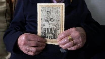 Esperanza Fernández, de 103 años, muestra una fotografía de cuando era joven, en su casa de Salamanca.