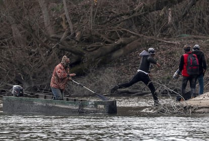 Un grupo de migrantes saltan en el lado griego del río Evros después de usar un bote pequeño para cruzarlo, en la frontera turco-griega en Edirne (Turquía), el 1 de marzo. "Nos intentan convencer diciéndonos que nos llevarán a un punto de la frontera sin vigilancia, pero ya estuvimos ayer allí y sabemos que no es verdad: la Policía griega no deja pasar a nadie y nos lanza gas lacrimógeno", dijo un sirio oriundo de Alepo que se identificó como Mohamed.