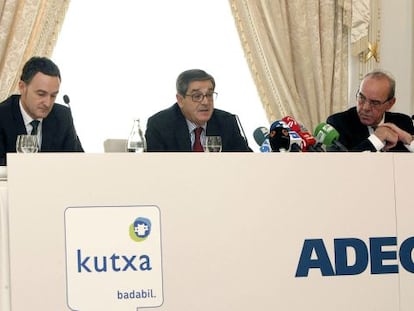 Mario Fernández, entre el presidente de la patronal guipuzcoana Adegi, Pello Guibelalde (a la derecha de la imagen), y su secretario general, José Miguel Ayerza, en el desayuno con empresarios en San Sebastián.