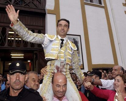 Enrique Ponce sale ayer a hombros por la puerta grande de Cuatro Caminos, el coso de la capital cántabra.