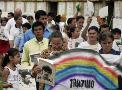 Familiares de las víctimas de los paramilitares, ayer durante el acto de recuperación de la memoria celebrado en Trujillo