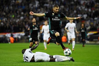 Karim Benzema salva la entrada de Davinson Sánchez.