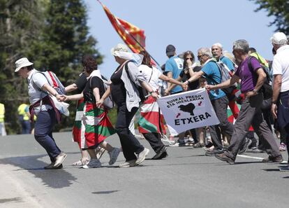 Miles de personas participan en junio de 2014 en la cadena humana entre Durango y Pamplona por el derecho a decidir de los vascos.