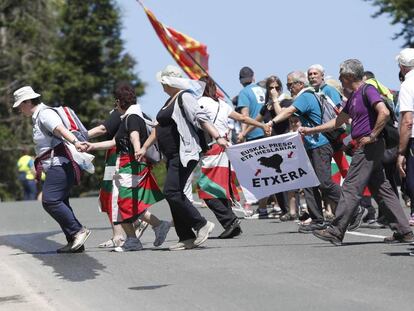 Miles de personas participan en junio de 2014 en la cadena humana entre Durango y Pamplona por el derecho a decidir de los vascos.