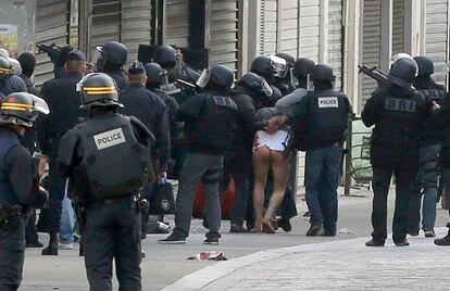 Um homem é preso pela policia francesa no bairro de Saint Denis, durante a operação contra o terrorismo.