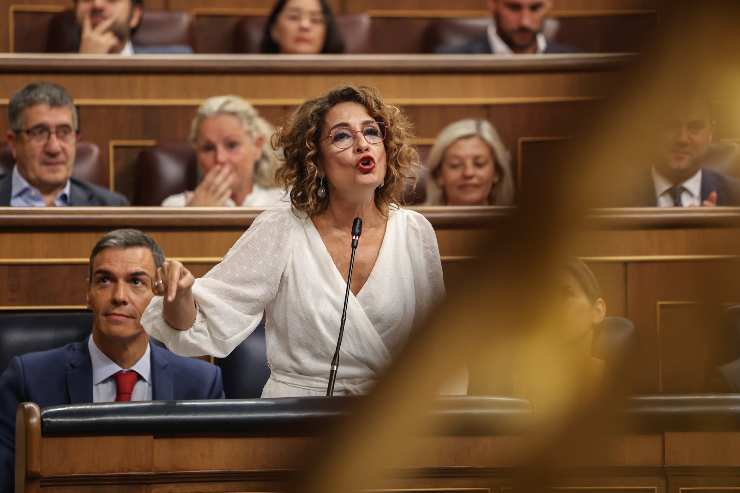 La vicepresidenta primera y ministra de Hacienda, María Jesús Montero, interviene durante una sesión de control al Gobierno en el Congreso de los Diputados, el 17 de septiembre de 2025.