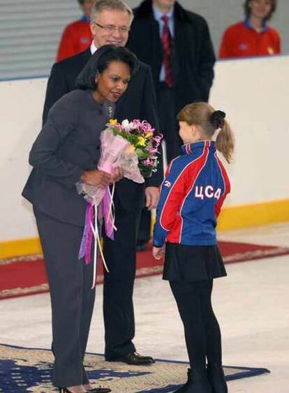 Rice saluda a una patinadora en una pista de hielo, ayer en Moscú.