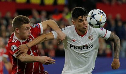 Joaquin Correa, del Sevilla, lucha por hacerse con el balón ante Joshua Kimmich, del Bayern.