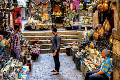 Tejidos, perfumes, antigüedades y joyas se mezclan con vulgares souvenirs en el bazar de Jan El Jalili.