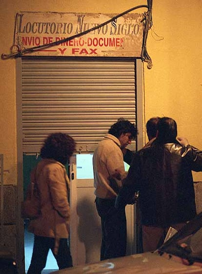 Jamal Zougam sale esposado de su locutorio del barrio madrileño de Lavapiés.