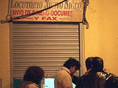 Jamal Zougam sale esposado de su locutorio del barrio madrileño de Lavapiés.