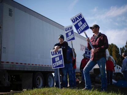 Representantes sindicales ante una planta de John Deere en Ridgeway (Iowa), este viernes.