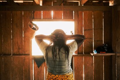 Liria Cheito intentó suicidarse hace un año y medio. Es madre de tres hijos y pertenece al pueblo embera, en la región colombiana del Chocó. La imagen forma parte del trabajo del fotógrafo colombiano Santiago Mesa, donde muestra los efectos del conflicto armado colombiano en la salud mental de una comunidad indígena afectada por la violencia.