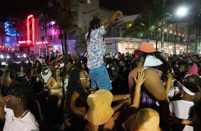 Miles de personas celebran una fiesta en las calles de Miami Beach, este sábado. 