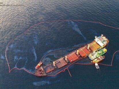 Imagen de las labores de extracción en el 'OS3'5 distribuida por Gibraltar durante la jornada de este pasado domingo en la que se aprecia la mancha de fuel en el mar.