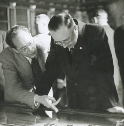 El arqueólogo español Julio Martínez Santa-Olalla y el dirigente nazi Heinrich Himmler analizan la colección visigoda del Museo Arqueológico Nacional, en Madrid, en octubre de 1940
