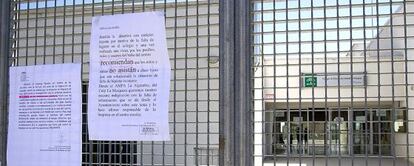 Cartel en la puerta del colegio La Marquesa en el que se recomienda que los alumnos no asistan a clase por la falta de limpieza.