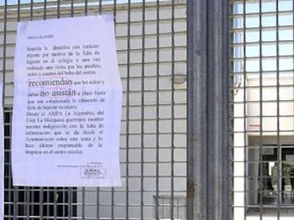 Cartel en la puerta del colegio La Marquesa en el que se recomienda que los alumnos no asistan a clase por la falta de limpieza.