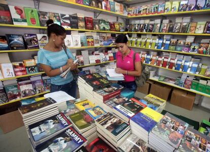 Dos mujeres en un stand en la Feria del Libro de Santo Domingo (Rep&uacute;blica Dominicana).