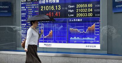 Panel con los valores de la Bolsa de Tokio.