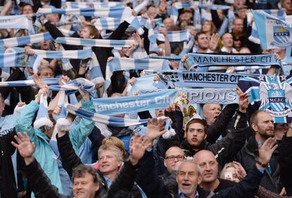 Aficionados del Manchester City celebran la consecución del titulo de campeón de la Premier League 