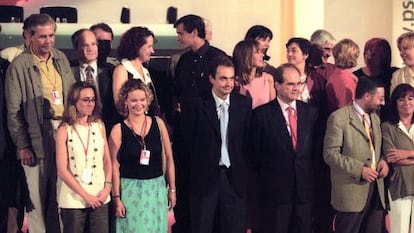 Foto de familia de la Ejecutiva Federal del PSOE elegida en el XXXV congreso del partido, en 2000.
