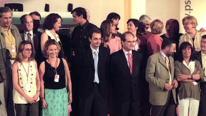 Foto de familia de la Ejecutiva Federal del PSOE elegida en el XXXV congreso del partido, en 2000.