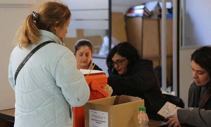 Una mujer vota en el pre-referéndum para la eventual derogación de la ley trans en Uruguay