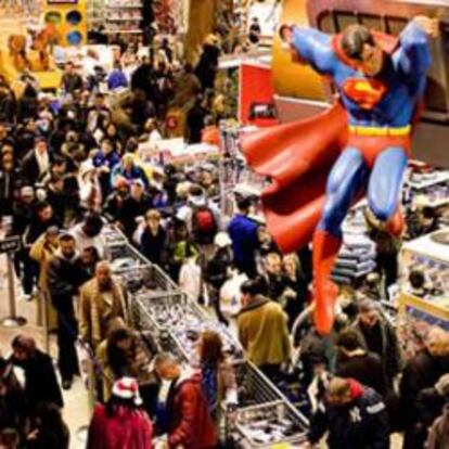 Una multitud, de compras en la tienda de Toys R Us en Nueva York