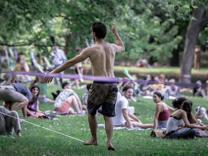 Un joven hace deporte en un parque de Montreal. 