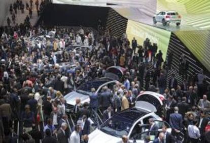 Decenas de periodistas visitan el Salón Internacional del Automóvil de Fráncfort durante la jornada abierta a los medios de comunicación, en Fráncfort (Alemania), hoy, martes 10 de septiembre de 2013.