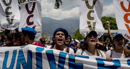 Manifestantes en la Universidad Central de Venezuela en Caracas