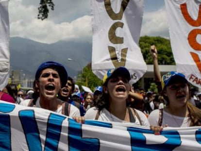 Manifestantes en la Universidad Central de Venezuela en Caracas