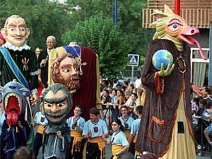 Gigantes y cabezudos recorren las calles de Leganés.