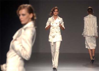 Tres propuestas de Miguel Palacio en blanco óptico: pantalones y faldas sueltas y chaquetas cruzadas con amplios cuellos.