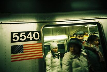 “¡No pienses, dispara!” Es la regla de oro de la Lomografía (www.lomography.es), esa manera de hacer fotos espotáneas, mirando o sin mirar por el visor, que nació gracias a que unos estudiantes austriacos descubrieron a principios de los pasados años 90 una pequeña cámara analógica rusa, la Lomo Kompakt Automat, y comenzaron un movimiento estético global. Proponemos una vuelta al mundo en imágenes de la Lomo, empezando en el metro de Nueva York (Estados Unidos).